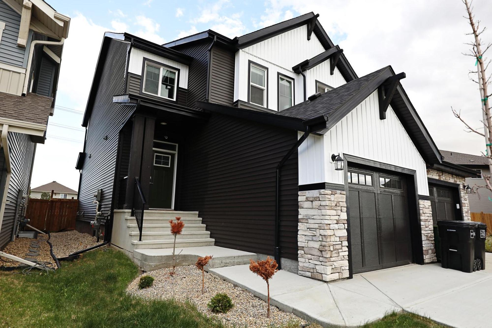 Stylish Home With 3 King Beds,Garage,Disney+ Edmonton Exteriér fotografie